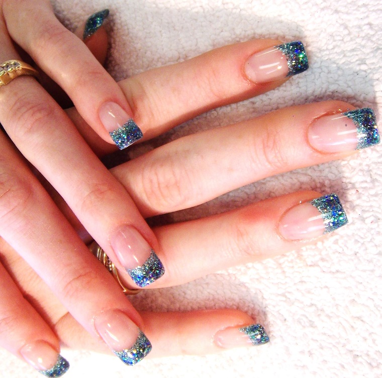 gel-manicure-french-azzurra-glitterata