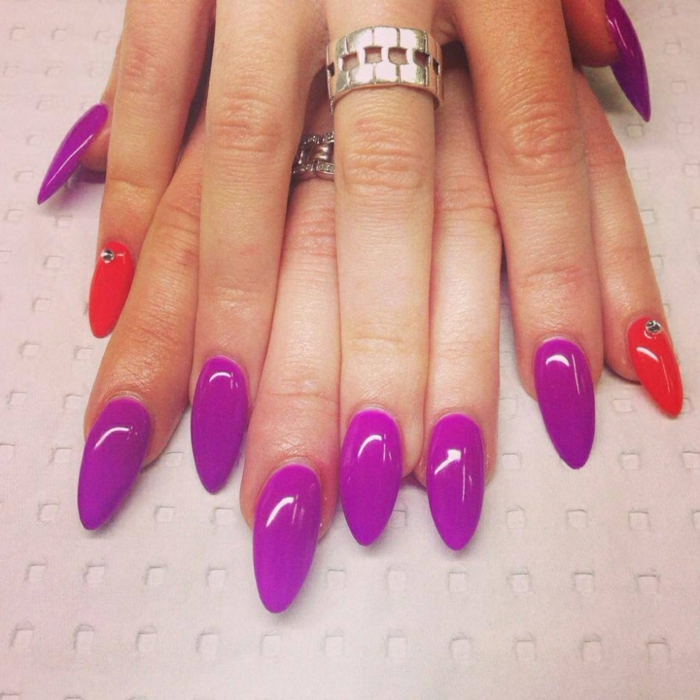 accent-nail-dito-anulare-colore-fucsia-brillantino-smalto-gel-colore-viola-forma-unghia-stiletto