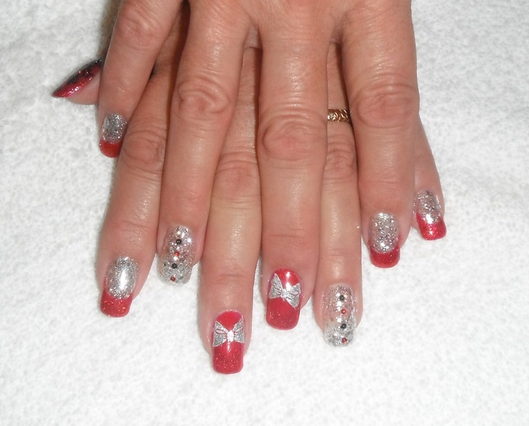 nails-for-christmas-red-silver