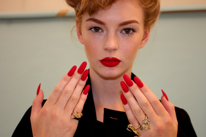 unghie-mandorla-lunghe-colore-rosso-opaco-colore-matt-donna-abbinamento-rossetto-anelli-decorazione