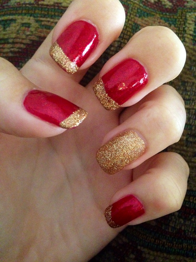 Christmas-nails-red-gold-details