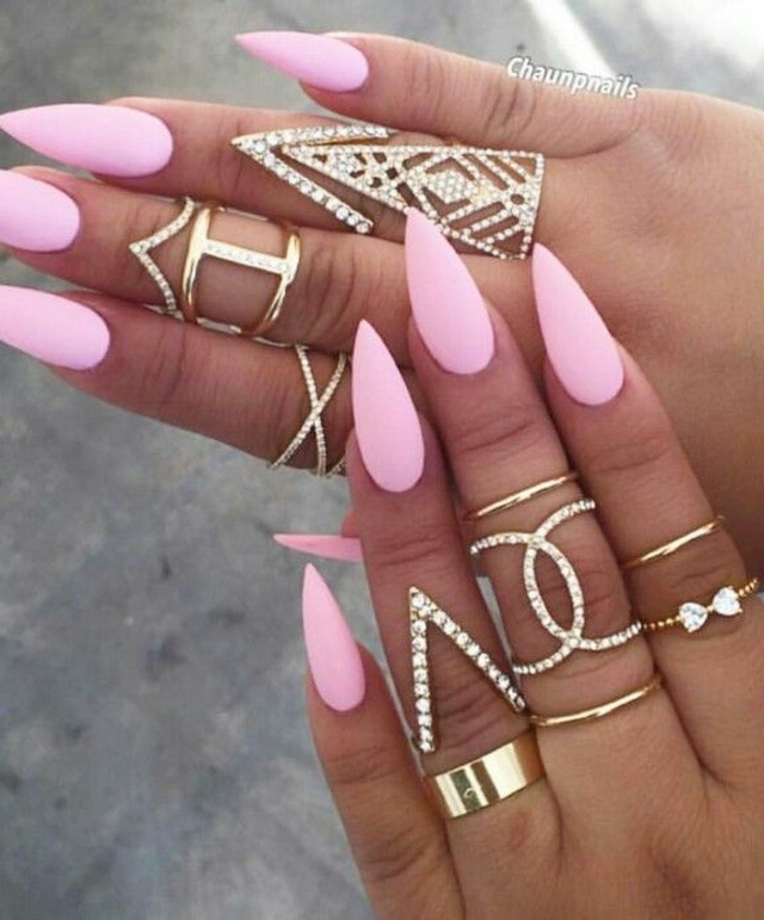 smalto-matt-rosa-unghie-forma-stiletto-rosa-chiaro-decorazioni-mani-anelli-varia-forma
