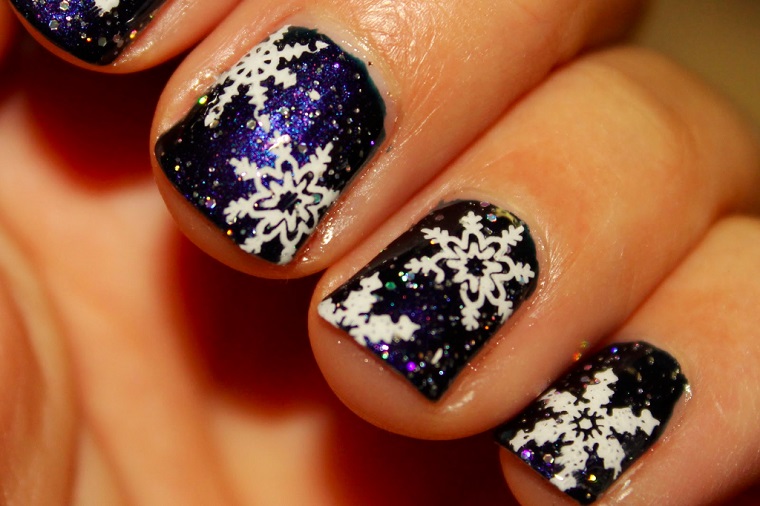 Christmas-nails-dark-blue-white-decorations