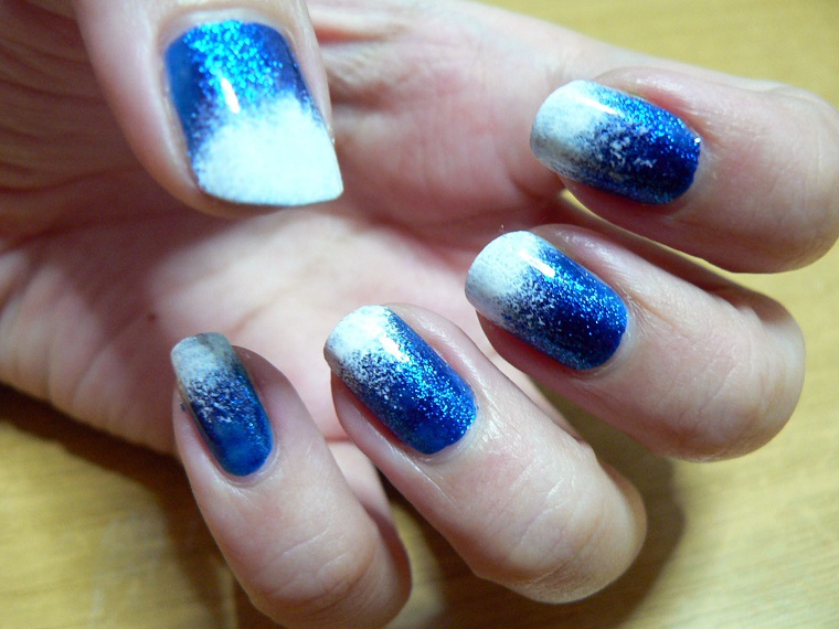 Christmas-nails-blue-snow-white-decorations