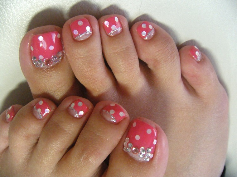 gel-manicure-feet-polka dots-glitter