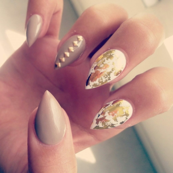 come-decorare-unghie-forma-stiletto-corto-accent-nail-brillantini-oro-smalto-gel