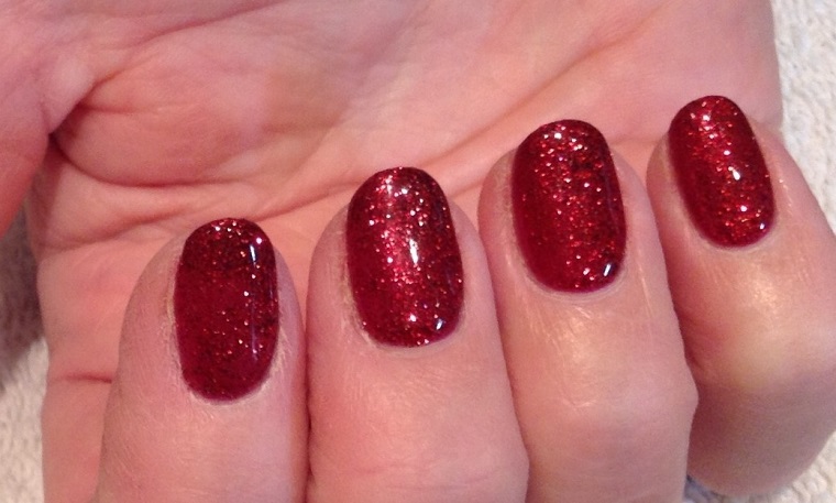 Christmas-nails-red-glitter