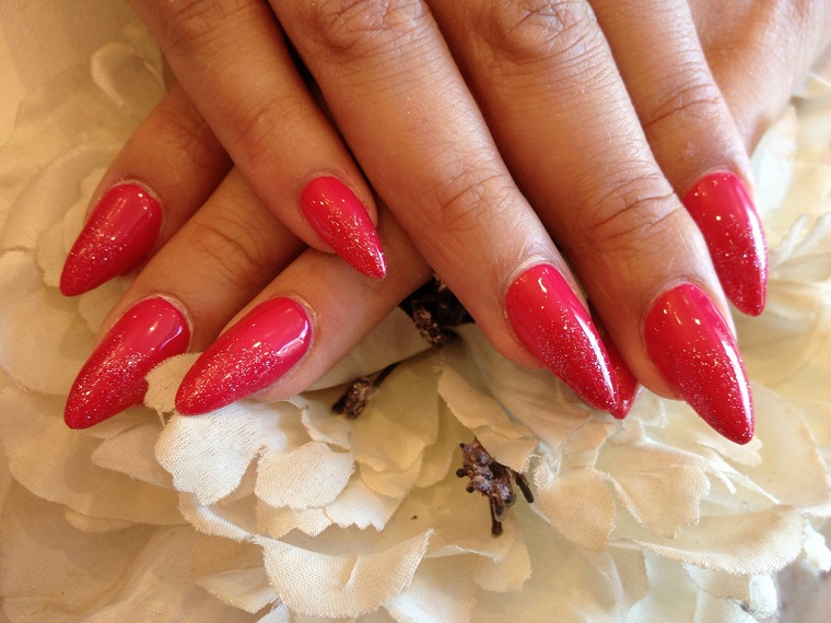 gel-manicure-red-gold-decorations