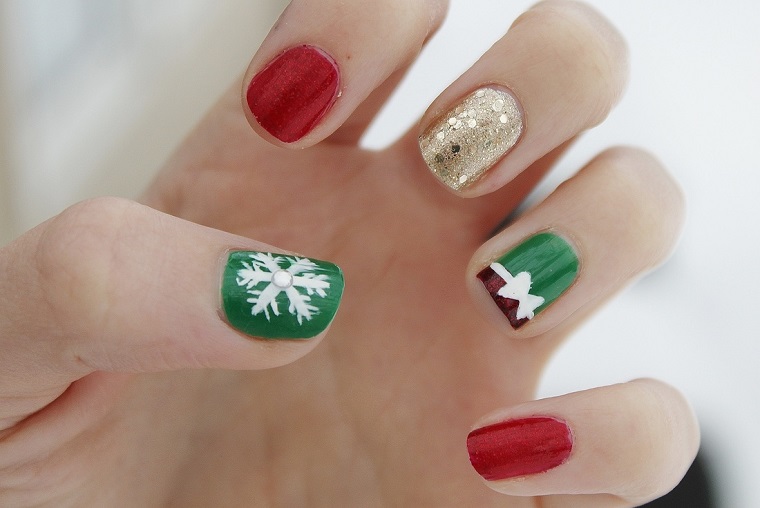 Christmas-nails-red-gold-decorations