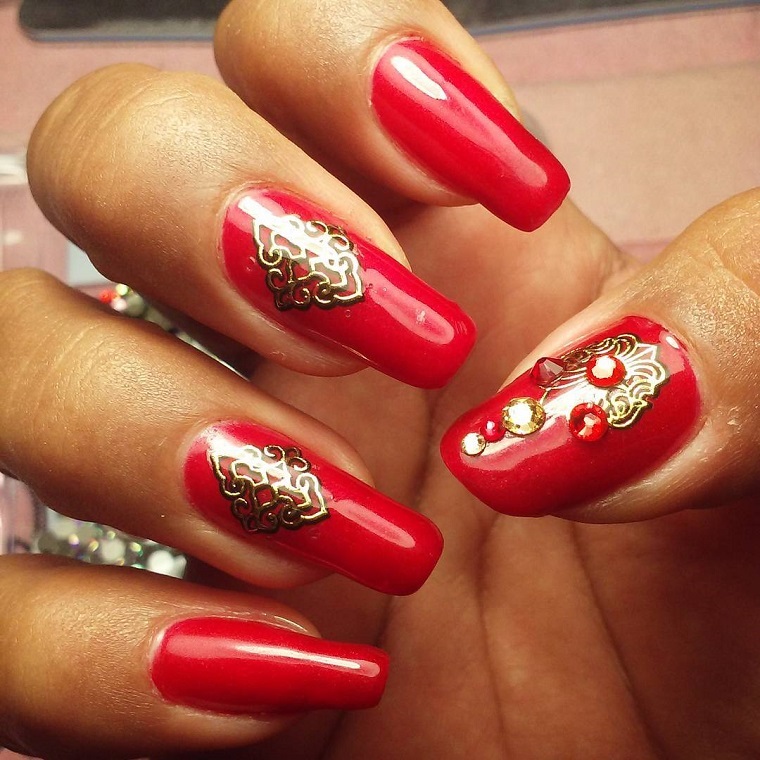 Christmas-nails-red-gold-glitter-decorations