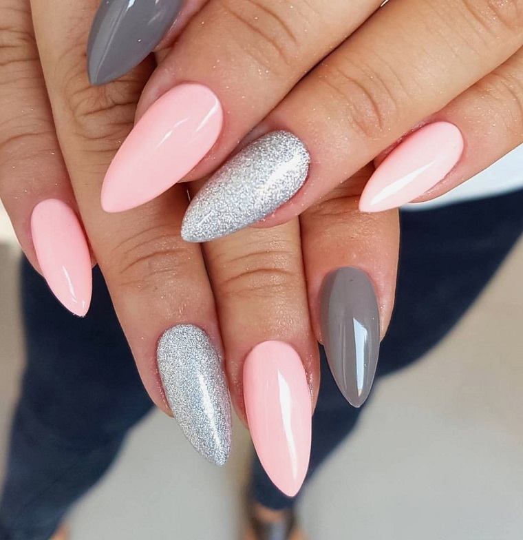 Smalti acrilici di colore grigio e rosa per delle unghie a stiletto lunghe