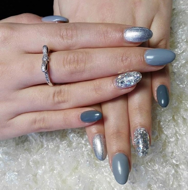 Idea per delle unghie decorate con brillantini di colore grigio e una forma a mandorla