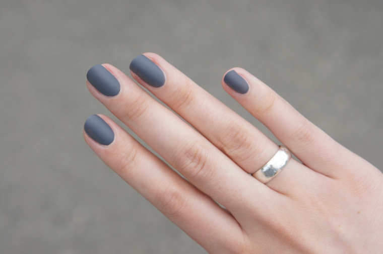 Idea per una manicure corta con delle unghie opache di colore grigio