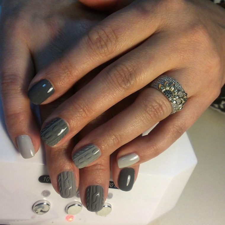 Semipermanente unghie corte di colore grigio con decorazioni effetto tridimensionale