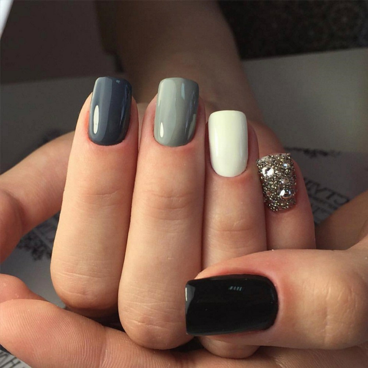 Manicure per delle unghie lunghe con smalti con le tonalità del colore grigio