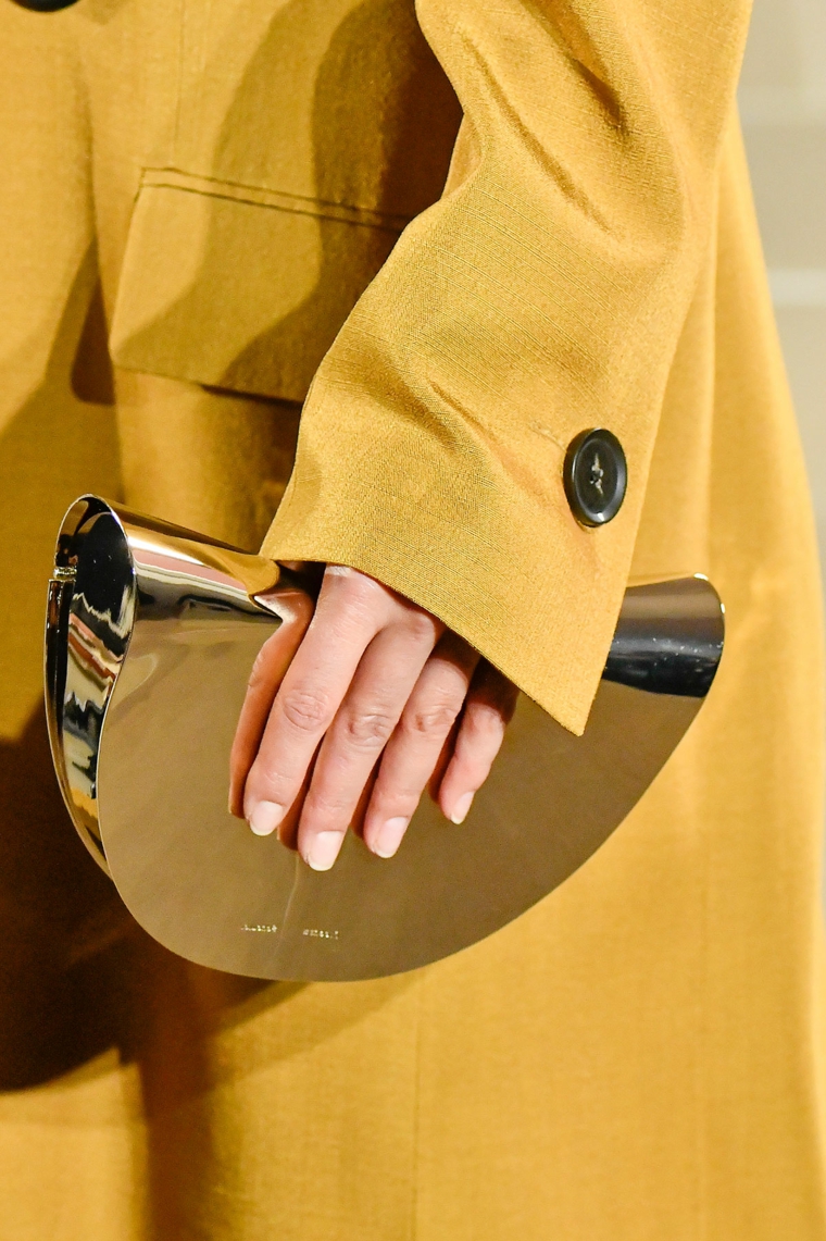 colori unghie 2020 smalto nude donna con borsetta e cappotto giallo manicure ovale corta