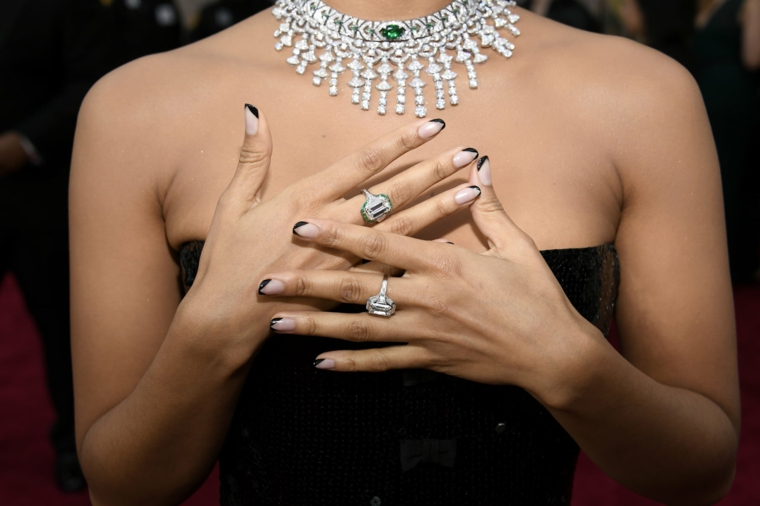colori gel unghie autunno 2020 french manicure smalto nero anelli sulla mano di una donna