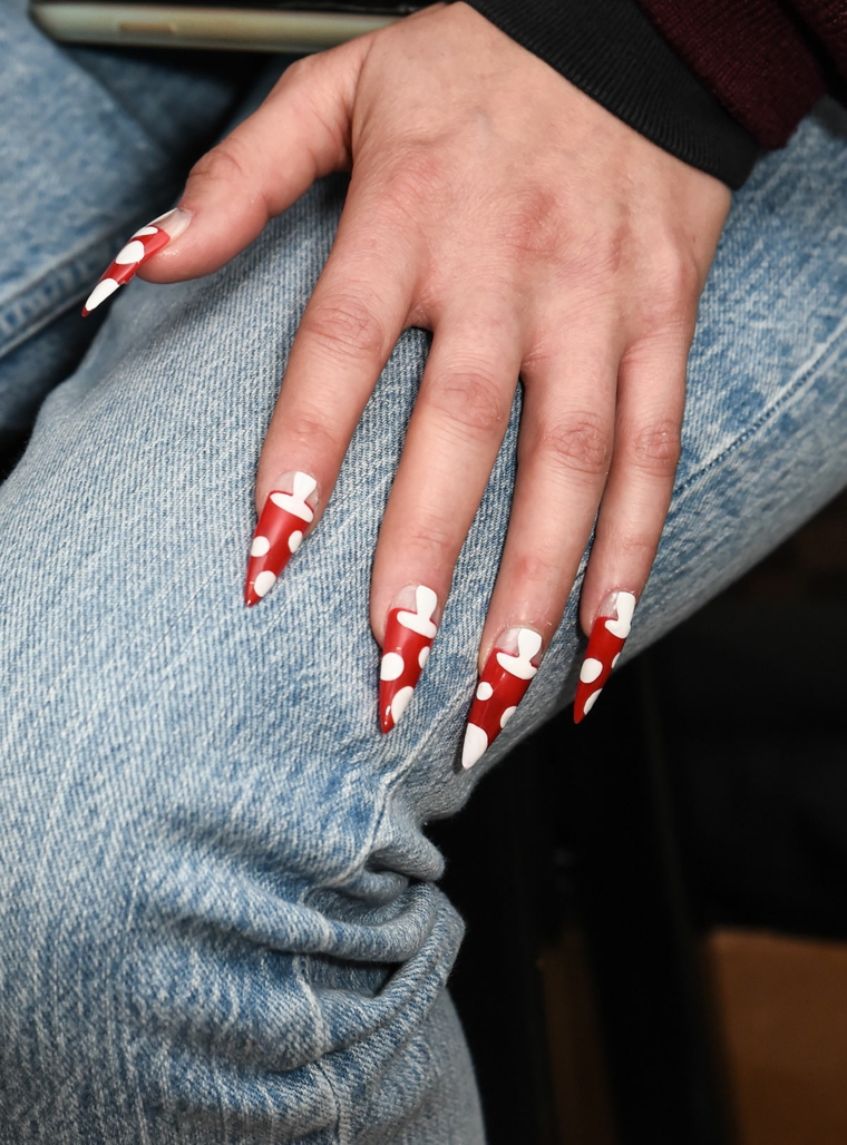 unghie semipermanente 2020 manicure stiletto smalto rosso pois bianche