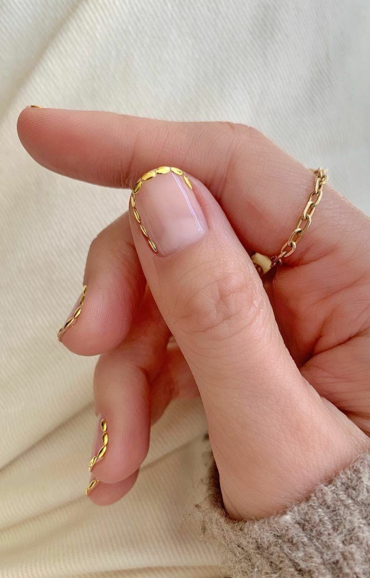 nail art autunno inverno 2020 unghie corte forma ovale con disegno cornice in oro
