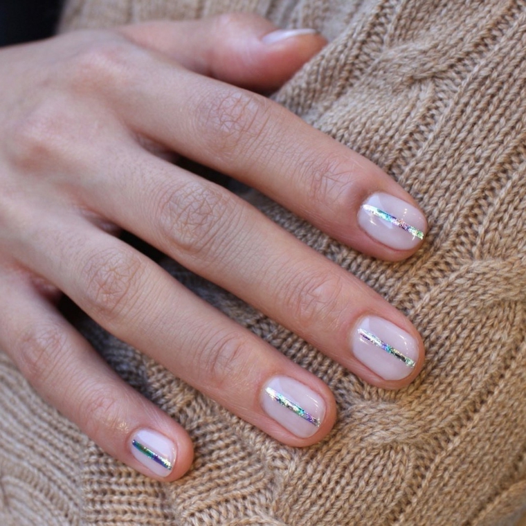 unghie corte forma ovale smalto lucido colore nude con linea di argento