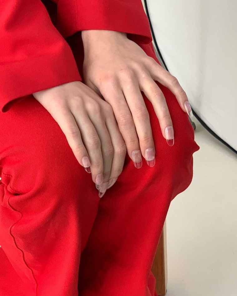 Colate estive, allungamento unghie trasparente, donna con abiti rossi, manicure forma a mandorla