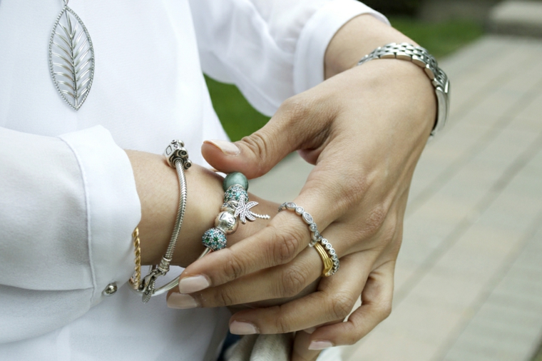 Accessori per le mani, smalto di colore bianco, colori estivi unghie, camicia di lino bianca