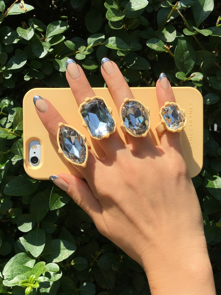 French manicure colorata, unghie gel particolari, anelli con pietre, Iphone con custodia gialla