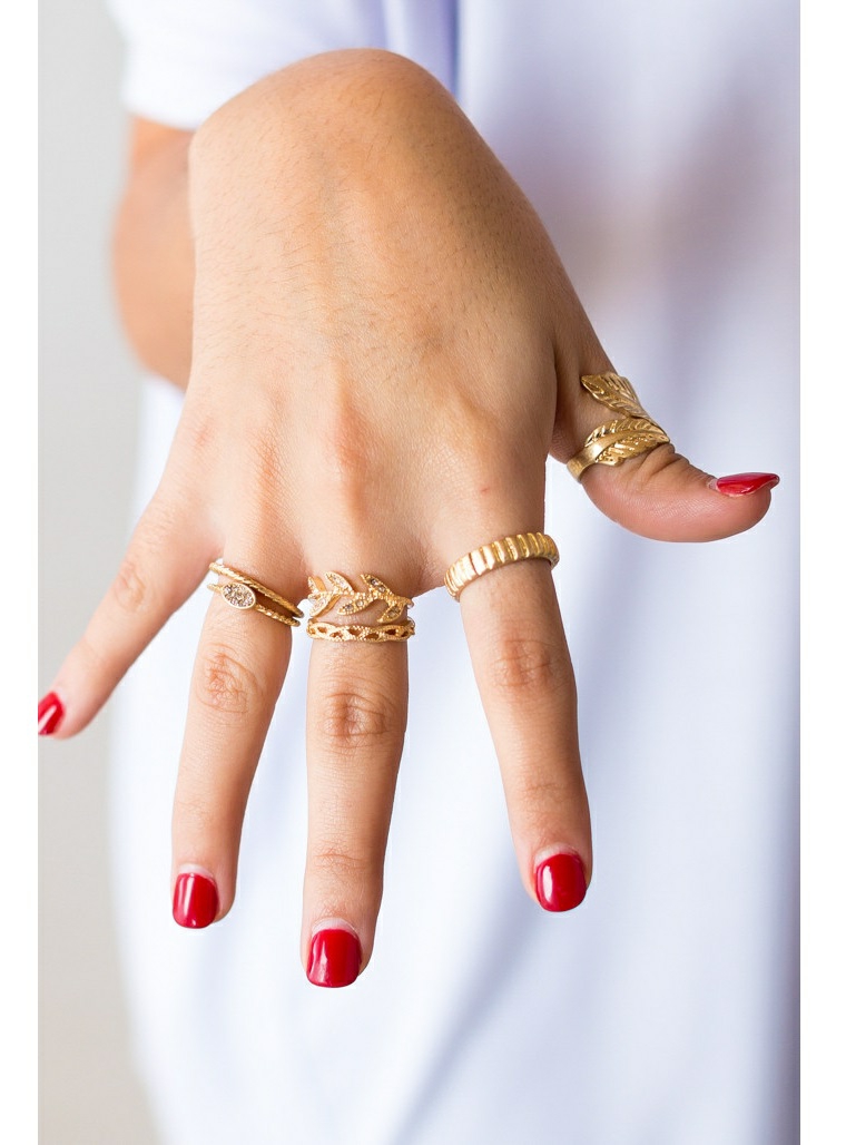 Immagini di unghie con gel, smalto gel colore rosso, anelli in oro, mano di una donna