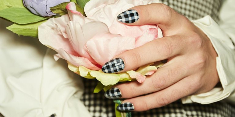 Manicure perfetta, smalto bianco e nero, unghie forma a mandorla