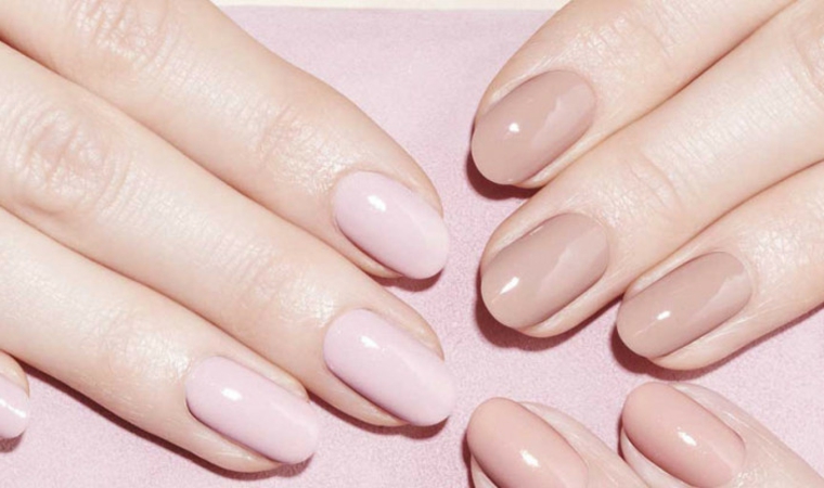 esempi di manicure con unghie chiare, una tonalità più sul rosa e una tendente al beige