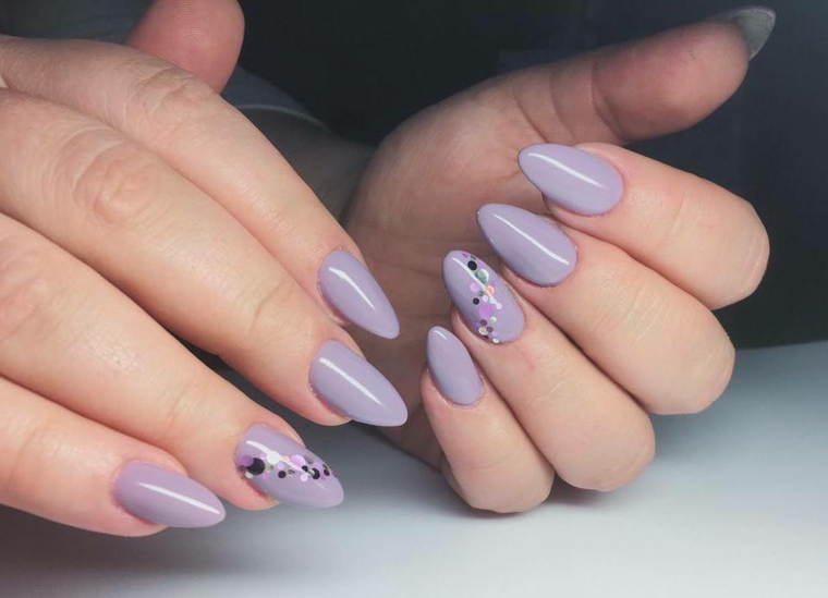 Stiletto unghie in gel, unghie gel particolari, accent nail con puntini colorati, smalto colore viola