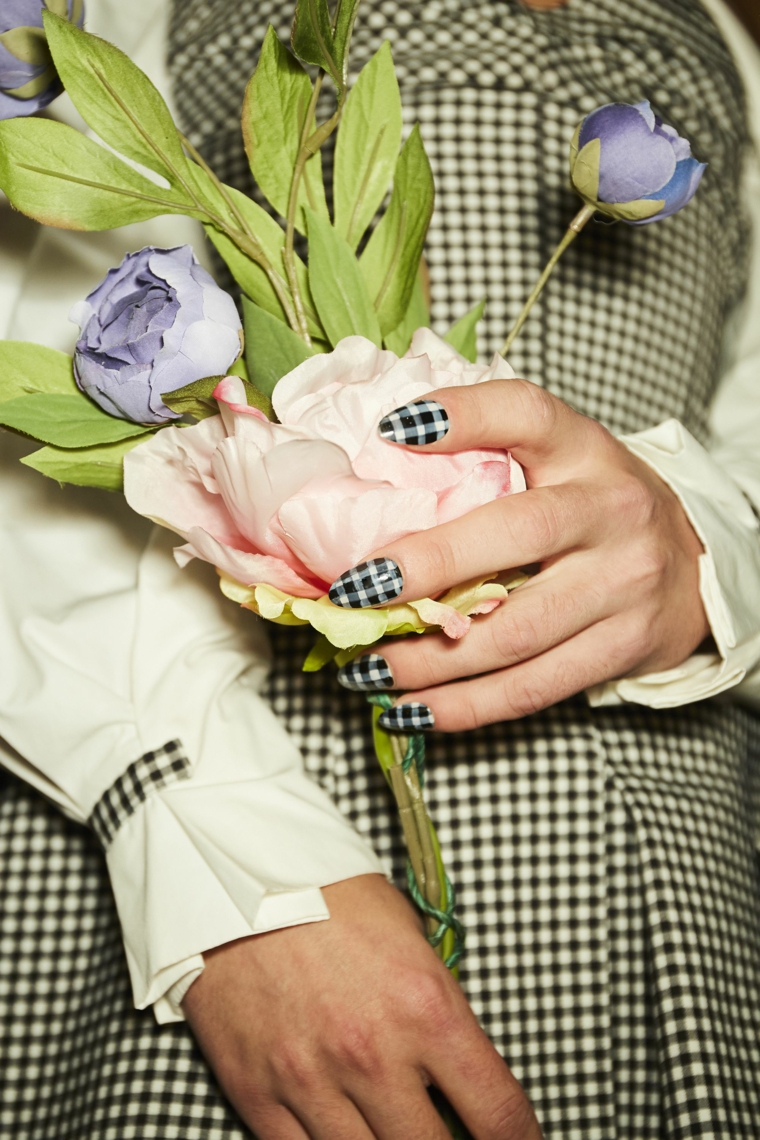 Disegni sulle unghie, manicure bianco e nera, bouquet in mano