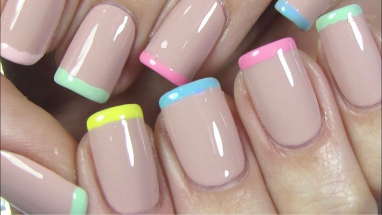 French manicure colorata, unghie forma squadrata, unghie color pastello