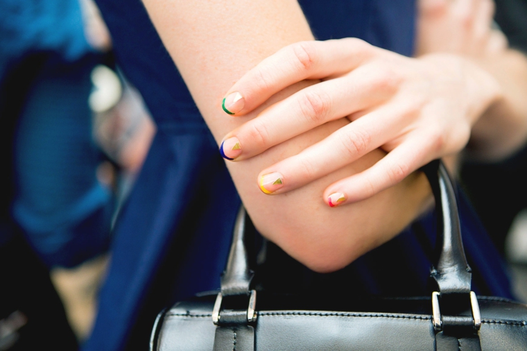rainbow french manicure donna con borsa di pelle smalto colorato per unghie corte