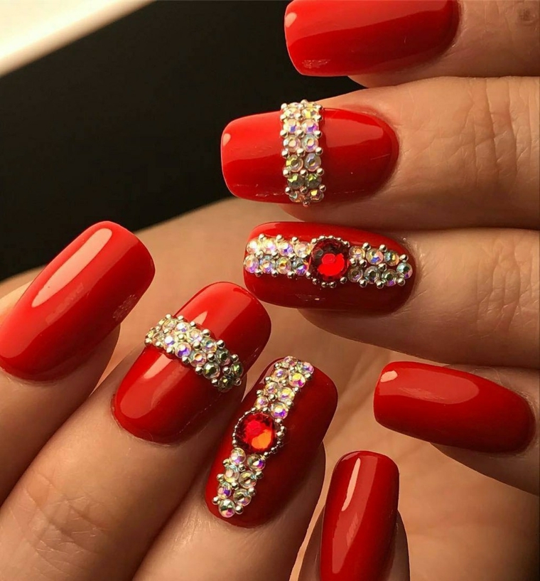 nails rosse, una manicure perfetta per l'ultimo dell'anno con delle applicazioni preziose