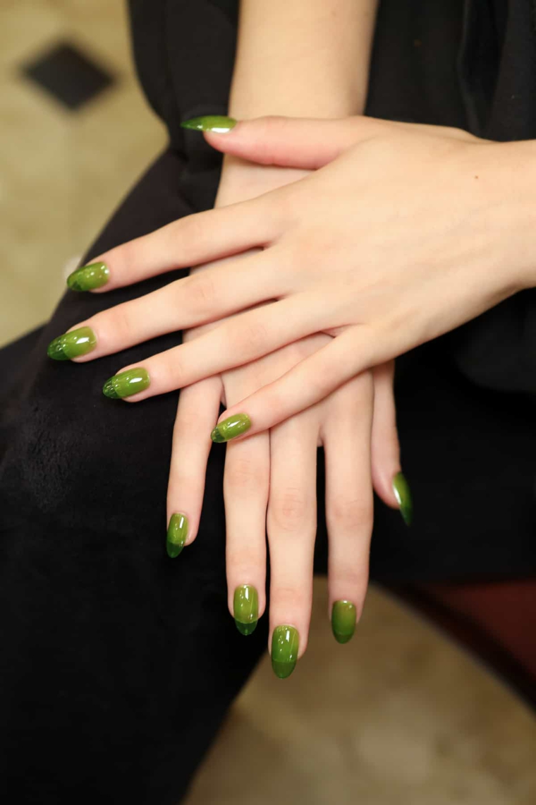 Nail art french, smalto di colore verde, unghie a mandorla