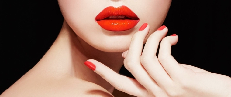 unghia rossa, una nuance chiara con accenti arancio in tinta con il rossetto