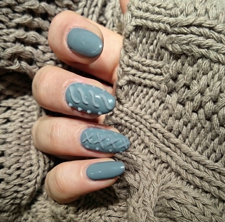 Unghie nail art di colore grigio e disegni 3d sul dito medio e sull'anulare 