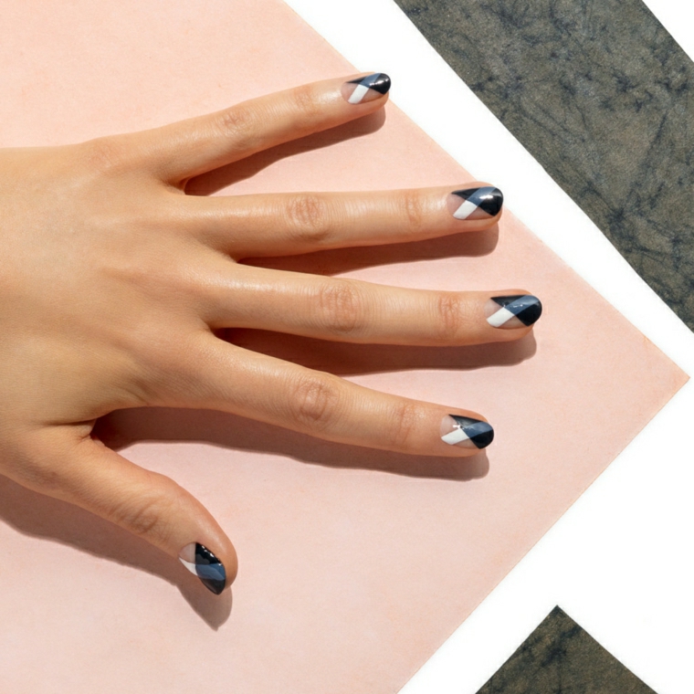 Disegni facili per unghie dalla forma a mandorla corte, smalto gel di colore blu scuro, bianco e trasparente 