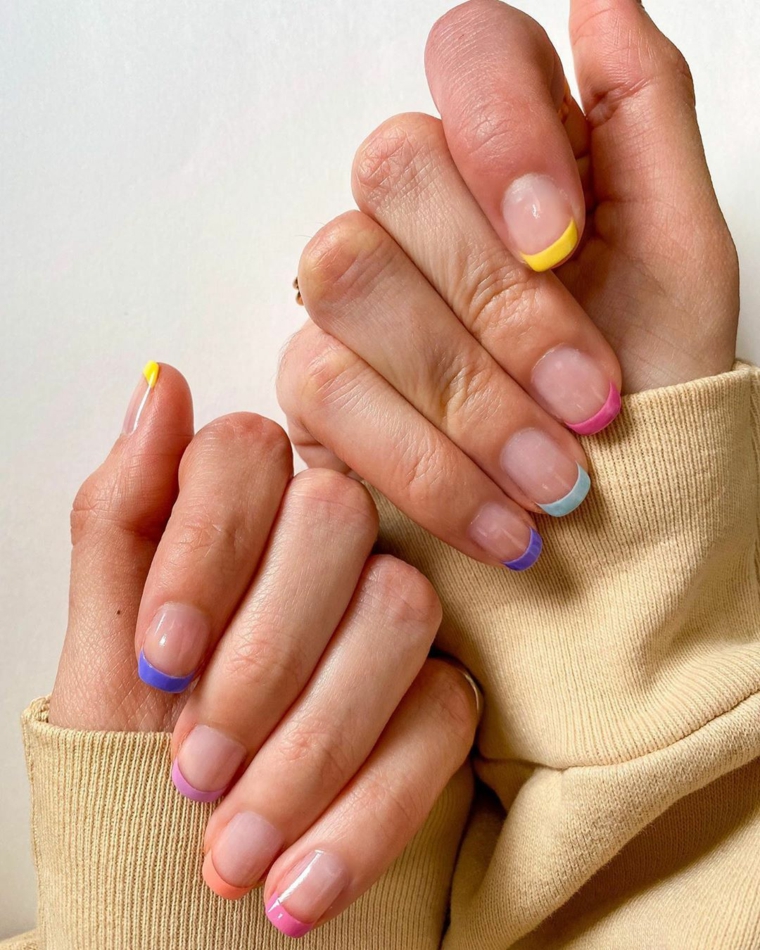 rainbow manicure mani donna unghie forma quadrata con french colorata