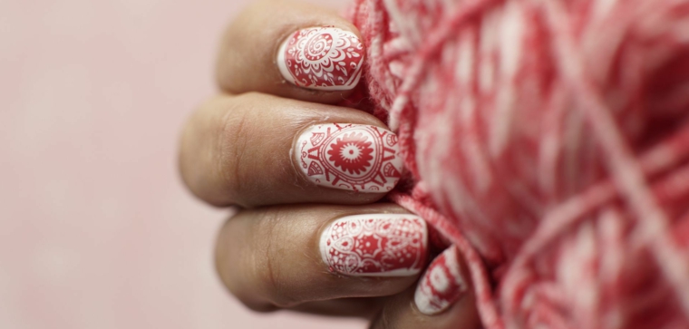 Disegni facili da fare per le unghie, mandala di colore rosso su una base bianca 