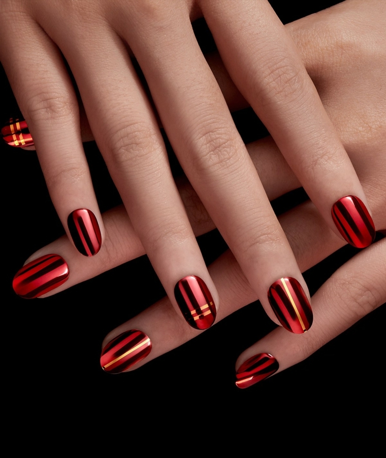 una manicure impeccabile e di tendenza realizzata con uno smalto rosso metallizzato