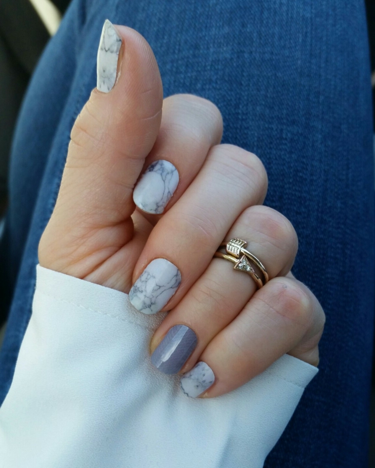 Smalto colore grigio, manicure effetto marmo, unghie chiare