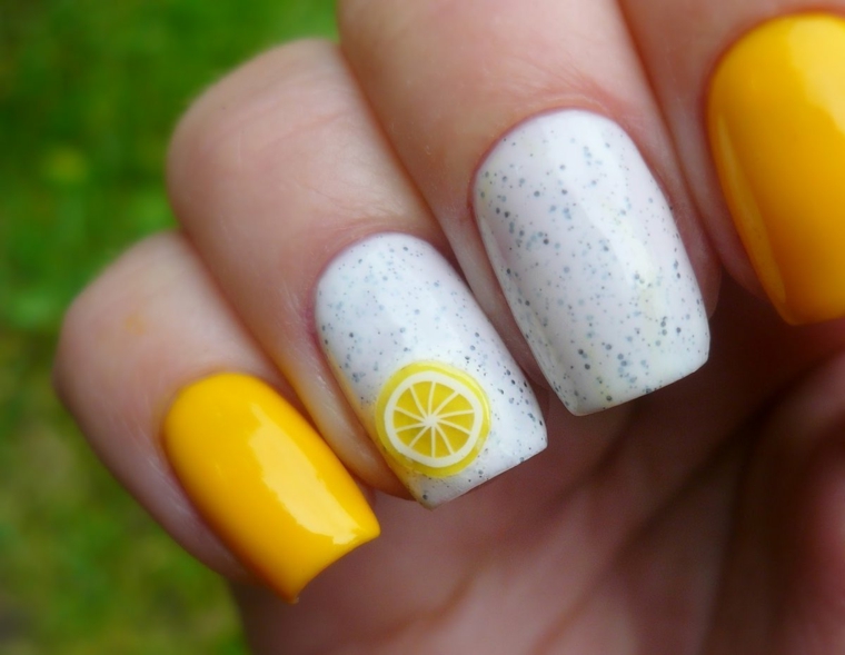 Immagini di unghie con gel, smalto di colore giallo, disegno fetta limone, manicure forma squadrata