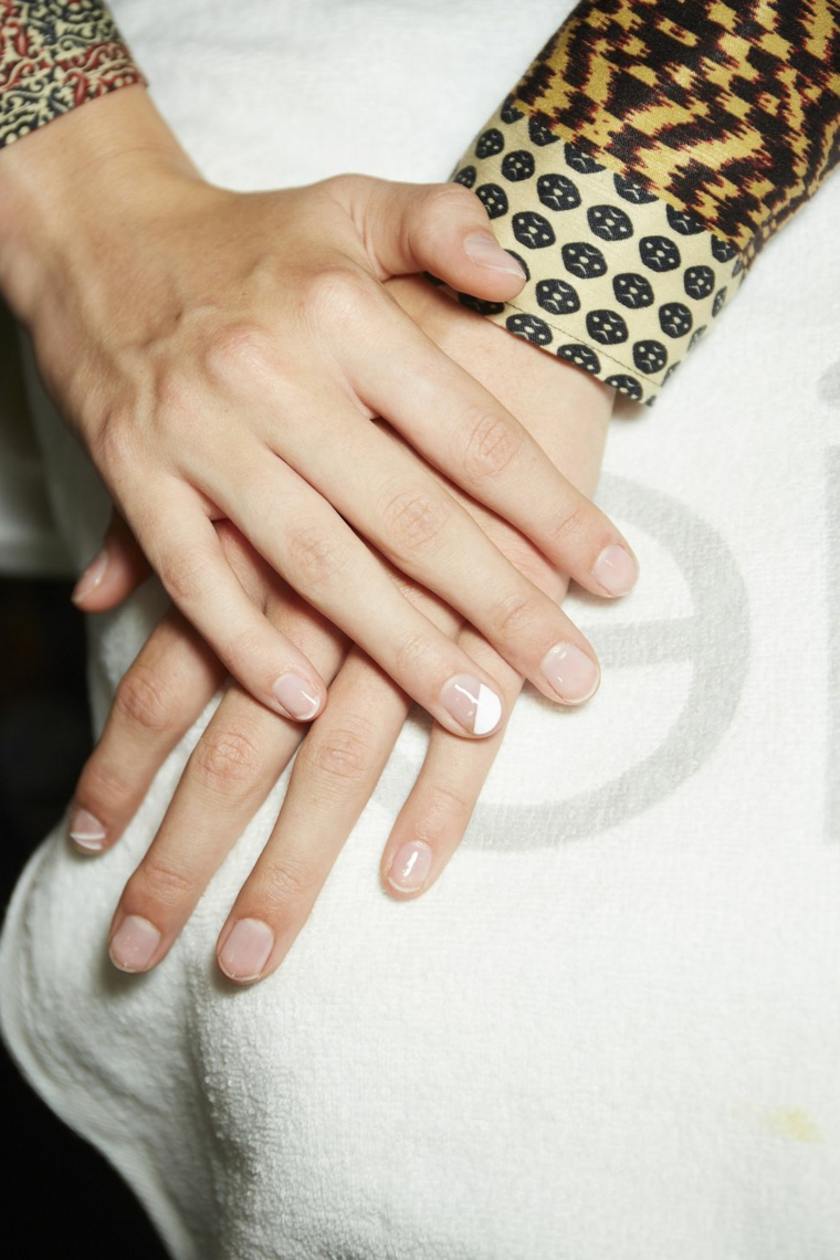 Manicure unghie corte, smalto bianco, base smalto trasparente 