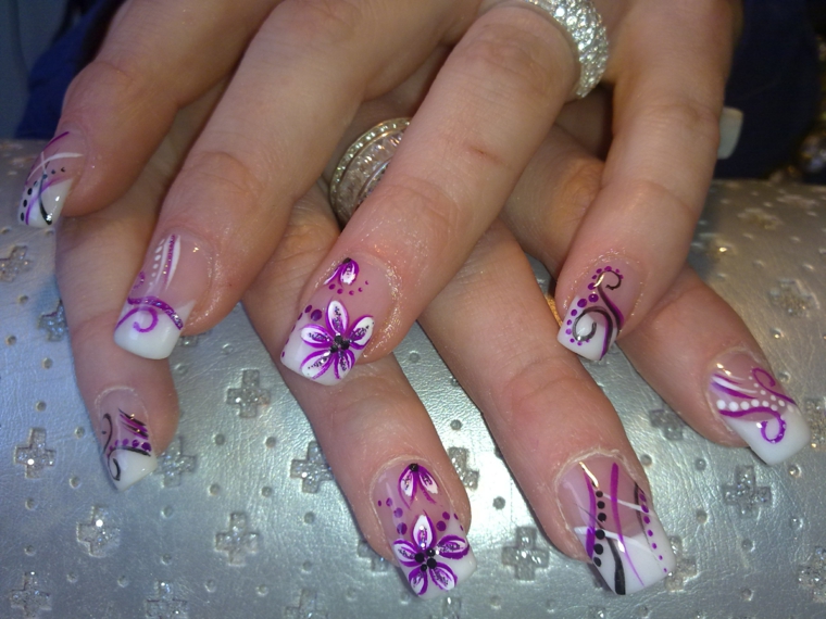 una manicure french particolari dall'effetto elegante grazie alle decorazioni viola e bianche
