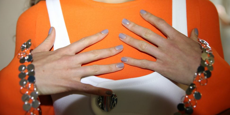 Manicure unghie corte, smalto colore viola