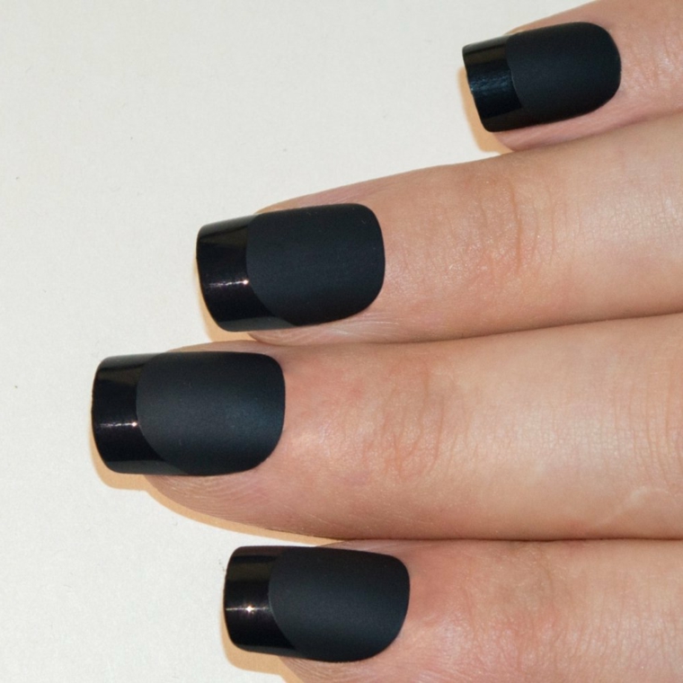 proposta di manicure french unghie gel di tendenza con smalto nero opaco e lucido per la riga