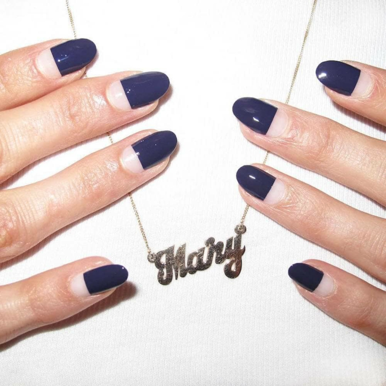 Ciondolo con scritta Mary, smalto colore blu, french manicure inversa