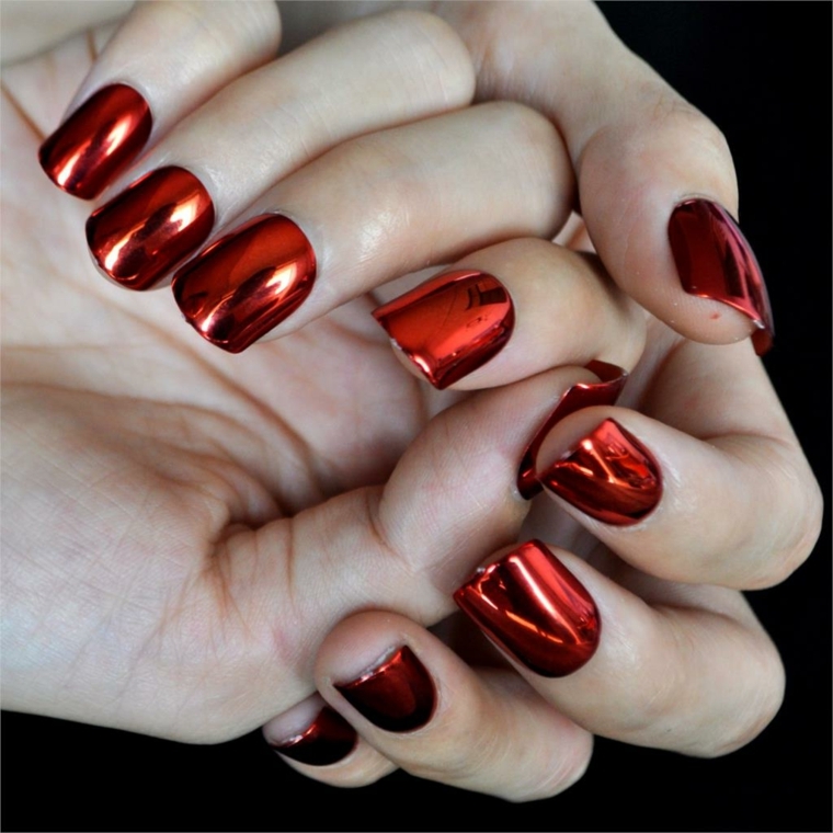 smalto metallizzato color arancio-rosso per una manicure all'ultima moda